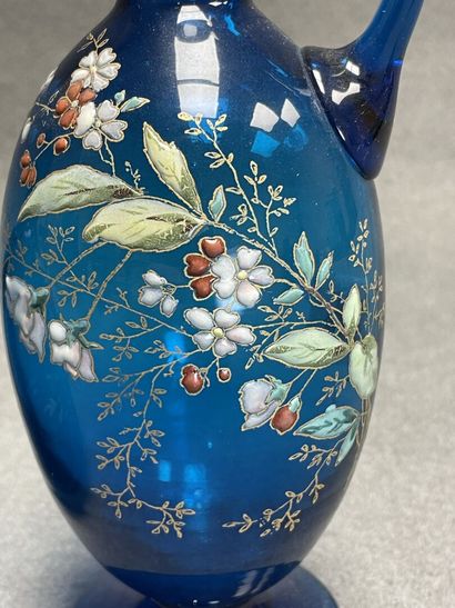 Pichet et carafe en verre bleu émaillé. 
H....