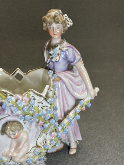 Femmes au chariot de fleurs. 
Deux statuettes...