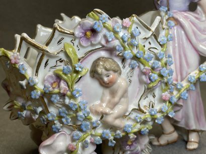 Femmes au chariot de fleurs. 
Deux statuettes...