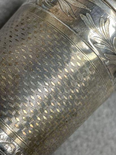 Timbale et rond de serviette en argent. 
H....