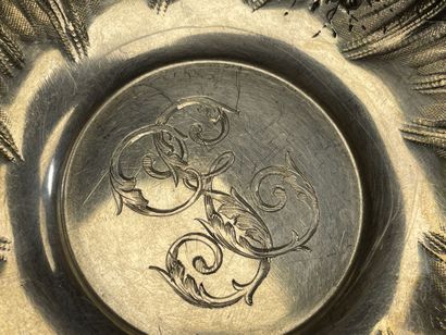 Tasse et soucoupe en argent à décor de rocaille.
Maitre...