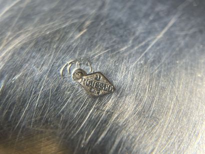 Tasse et soucoupe en argent à décor de rocaille.
Maitre...