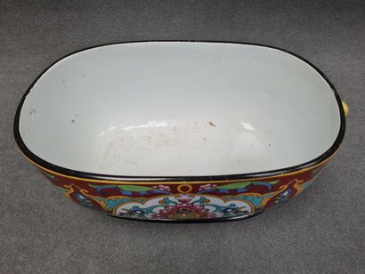 Jardinière en faience fine, à décor polychrome.
Angleterre...