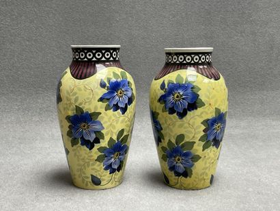 Villeroy et Boch. 
Paire de vases en faïence...