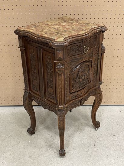 Chevet en bois sculpté dessus marbre. 
88...