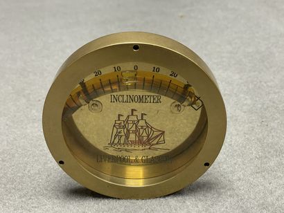Instruments de marine en laiton. 
H. : de...