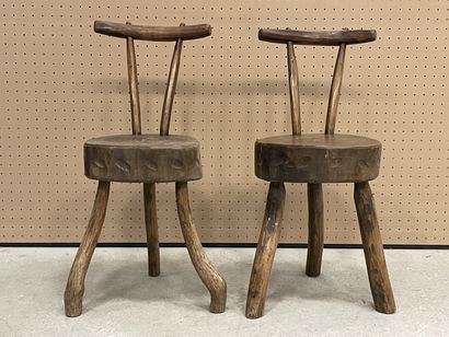 Paire de chaises tripodes en bois brut. 
H....