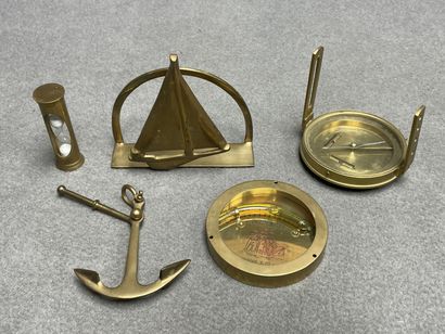 Instruments de marine en laiton. 
H. : de...