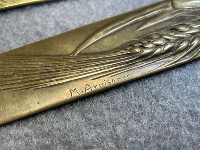 lot comprenant deux coupe-papiers en bronze,...