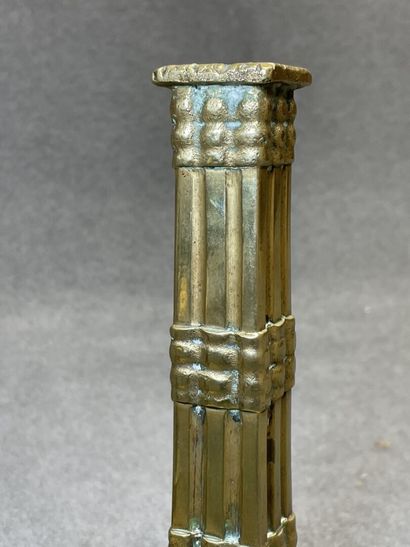 Paire de bougeoirs à la financière en bronze....