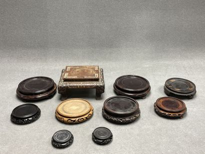 Lot de socles asiatique en bois. 
H. : de...