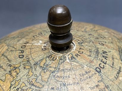 Globe terrestre en carton par Forrest, pietement...