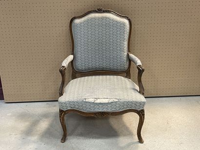 Fauteuil en bois sculpté, dossier à la Reine.
Style...
