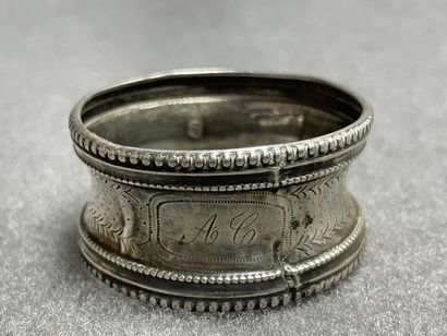 Timbale et rond de serviette en argent. 
H....