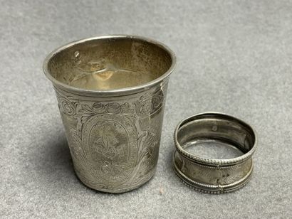 Timbale et rond de serviette en argent. 
H....