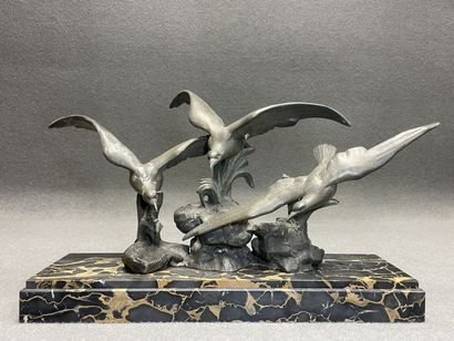 Mouettes en régule patiné sur socle marbre.
27...