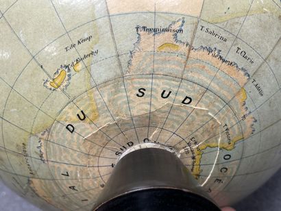 Globe terrestre en carton par Forrest, pietement...