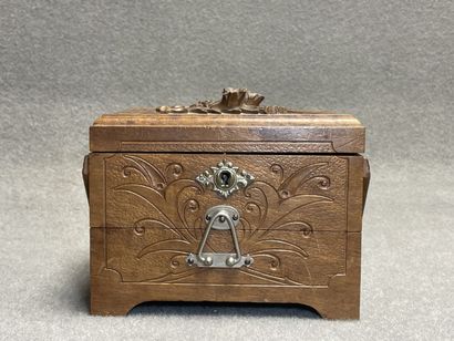 Petit coffret à compartiments en bois sculpté,...