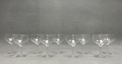 Neuf verres à dégustation. 
H. :18 cm.