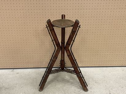 Sellette tripode en bambou. 
H. :80 cm.