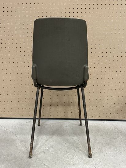 GROSFILLEX. 
Douze chaises en résine moulée...