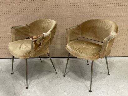 Paire de fauteuils conférence des années...