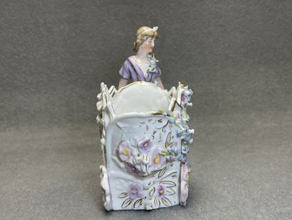 Femmes au chariot de fleurs. 
Deux statuettes...