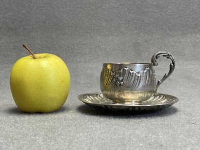 Tasse et soucoupe en argent à décor de rocaille.
Maitre...