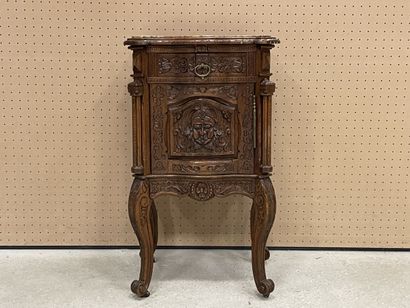 Chevet en bois sculpté dessus marbre. 
88...