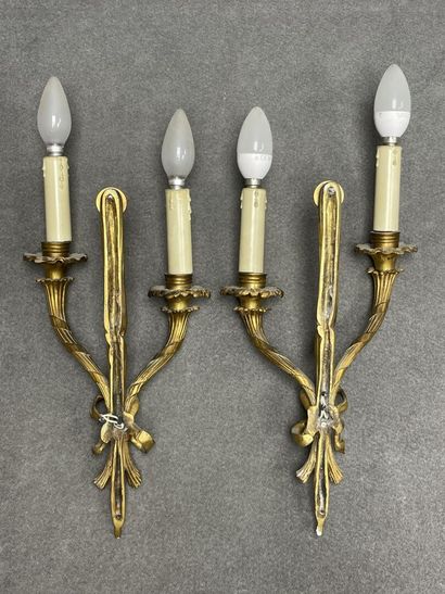 Paire d'appliques en bronze doré à deux lumières....