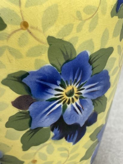 Villeroy et Boch. 
Paire de vases en faïence...