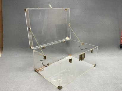 Coffre en plexiglass. 
35 x 65 x 45 cm.