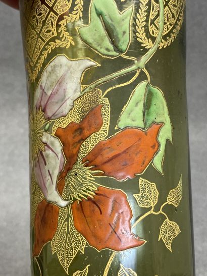 Paire de vases en verre émaillé vers 1900....