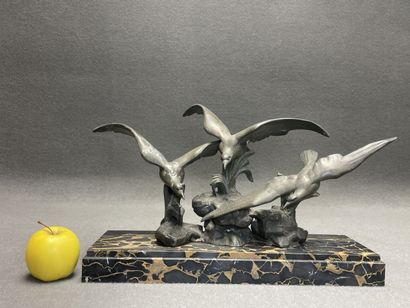 Mouettes en régule patiné sur socle marbre.
27...