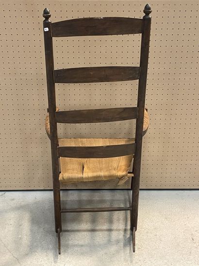 Fauteuil à bascule en bois sculpté d'une...