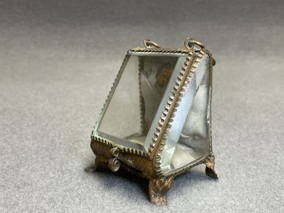 lot comprenant deux coupe-papiers en bronze,...