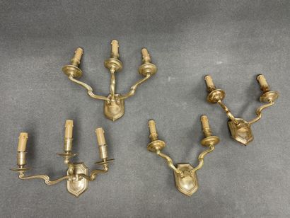 Deux paires d'appliques en bronze à 2 lumières...