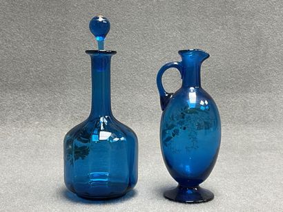 Pichet et carafe en verre bleu émaillé. 
H....