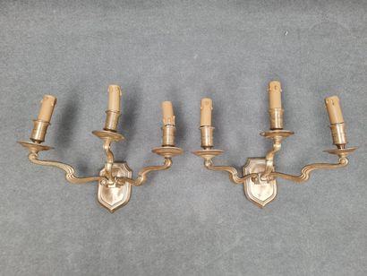 Deux paires d'appliques en bronze à 2 lumières...