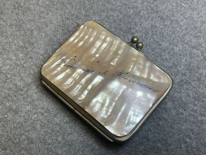 lot de cinq objets de vitrine : porte- monnaies...