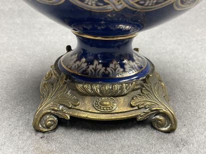 Paire d'urnes en faience monture en bronze....
