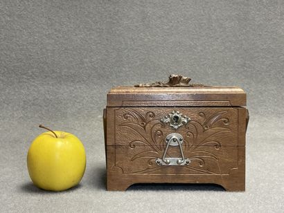 Petit coffret à compartiments en bois sculpté,...