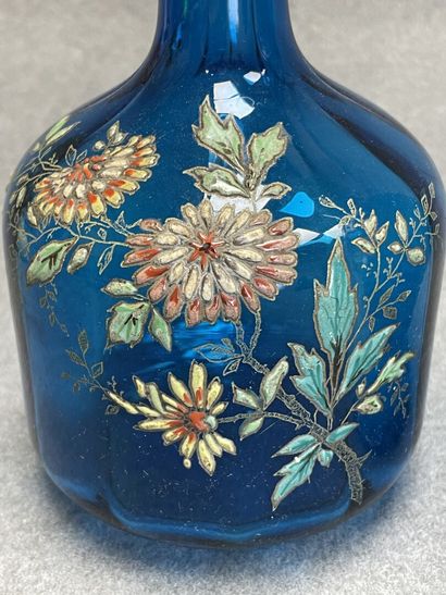 Pichet et carafe en verre bleu émaillé. 
H....