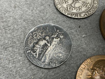 Onze médailles en bronze. 
D. : de 3 à 7...