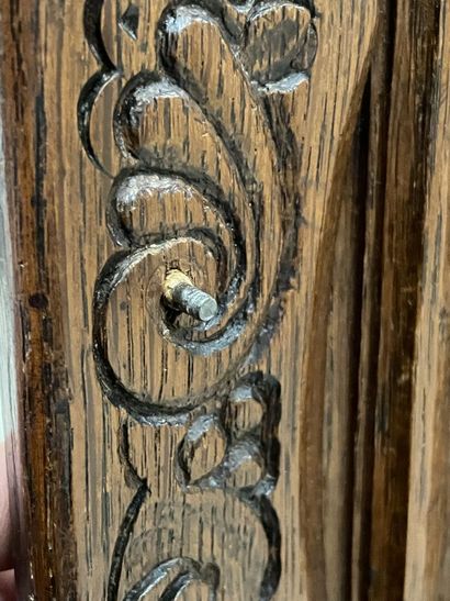 Chevet en bois sculpté dessus marbre. 
88...