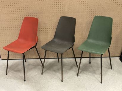 GROSFILLEX. 
Douze chaises en résine moulée...