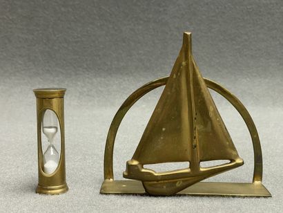 Instruments de marine en laiton. 
H. : de...