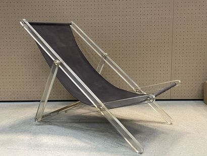 Chaise longue en plexiglass. 
De 100 x 95...