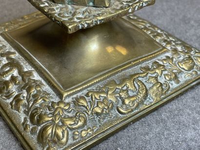 Paire de bougeoirs à la financière en bronze....