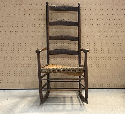 Fauteuil à bascule en bois sculpté d'une...